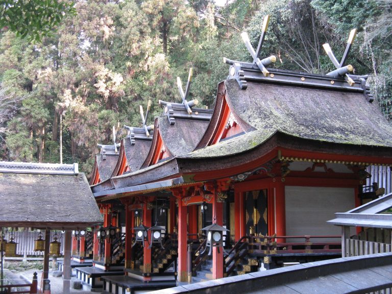 神社の屋根｜日本の建築技術と伝統が凝縮された美しすぎる6つの種類 - イーヤネット